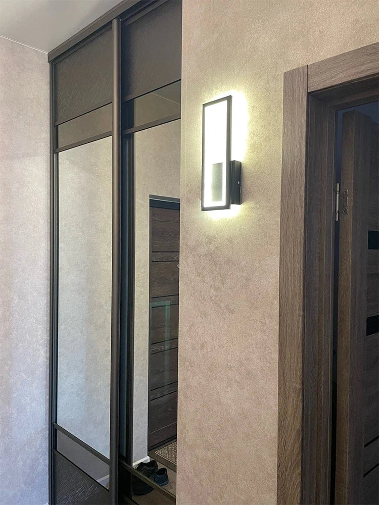 Linéa Duo – Modern Minimalist LED Wall Sconce | Black & White Bedside Light